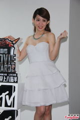 组图：郭书瑶白裙秀E奶 盼男友成超级英雄