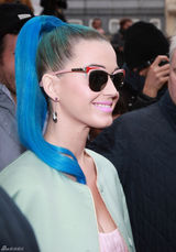 高清图：凯蒂-佩里蓝发亮相巴黎时装周鞋子抢镜