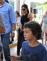 组图：贝嫂维多利亚单手抱爱女小七现身