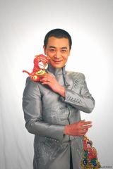 高清图：吴樾偷闲拍拜年短片 “悟空”亲切近人