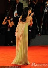 组图：《浮士德》威尼斯首映 女星素洁长裙高雅