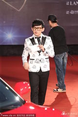 组图：黄子佼主持金马红毯兴奋谈笑