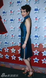 幻灯图：汤灿小露香肩美背 造型精致颇有古典韵味