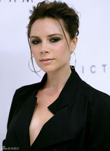 幻灯组图：维多利亚秀美腿宣传自家品牌