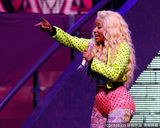 组图：麻辣鸡个唱粉丝强行上台 与保镖激烈扭打