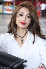 组图：蔡淑臻衬衫透视秀美腿 澄清暂无意结婚