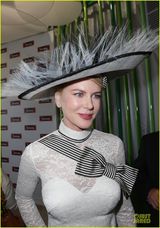 组图：妮可-基德曼贵妇扮相抢眼 当众脱鞋无损优雅