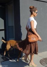 组图：高斯林女友伊娃带爱犬出门 遛狗表情酷