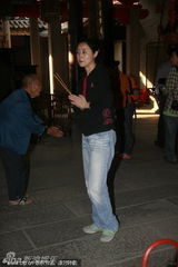 组图：刘蓓素颜现身寺庙 单亲妈妈为爱子祈福