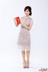 组图：吴丹妮淑女气质照曝光 手拿红包卖萌