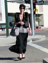 高清组图：妮基-希尔顿洛杉矶购物马甲搭配长裙