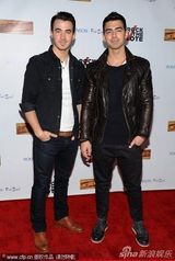 组图：乔纳斯兄弟帅气助阵格莱美预热活动