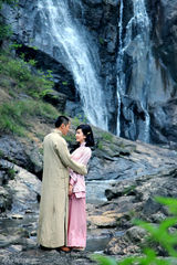 组图：《爱情悠悠药草香》韩栋池边缠绵热吻