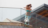 组图：Gaga酒店泳装似美人鱼 瘦身明显对歌迷飞吻