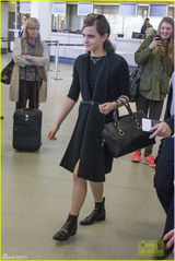 组图：艾玛穿短裙秀美腿 素颜现身机场不停甜笑