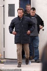 组图：施瓦辛格拍新片穿脏衣显疲态硬汉待转型