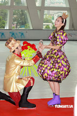 幻灯图集：Jessica C与男友冰上共舞 共享甜蜜圣诞 