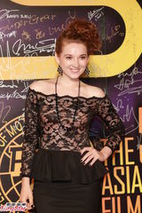 组图：亚太影展红毯生辉 刘嘉玲露半球曾宝仪秀美背