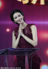 组图：林志玲红蕾丝裙优雅 遭西装男牵手露大腿