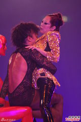 组图：关淑怡香港开唱 谭咏麟草蜢激情助阵