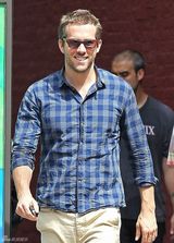 组图：型男雷诺兹撇女友穿格仔衫出街