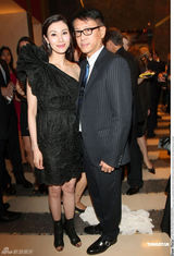 组图：张曼玉亮相巴黎 复古裙装时尚大气