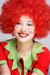 组图：江一燕小丑写真百变心情 银幕素描80后小妞