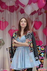 组图：萧亚轩彩色豹纹装甜美 懒理占卜分手说