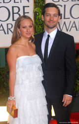 高清组图：“蜘蛛侠”托比-马奎尔携娇妻秀恩爱