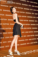 幻灯图：巩俐低胸亮相艳压群芳 型男阮经天变害羞