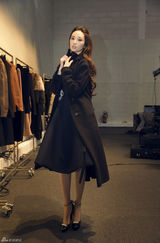 组图：吴佩慈受邀试穿时尚大牌 笑容甜美