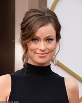 组图：奥利维亚-王尔德黑色礼服挺孕肚亮相