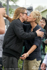 组图：皮特探望贫困家庭 与脱口秀女主持对嘴吻