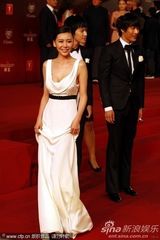 组图：巩新亮现身红毯 深v长裙爆乳吸睛