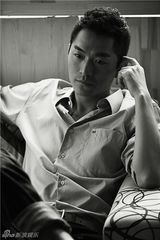 组图：朱泳腾最新写真尽显儒雅帅气