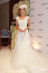 组图：谢婷婷着奢华婚纱 希望年年穿嫁衣