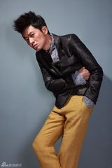 组图：任泉鬼马写真造型多变玩心大开