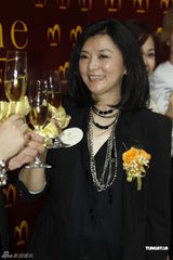 组图：陈玉莲笑言没扮靓秘方 称还未为华仔送祝福