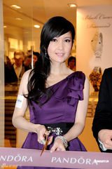 组图：周慧敏为歌迷开个唱 Angelababy怕提黄晓明