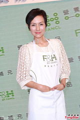 组图：司马燕同丈夫儿子参加活动 烹制美食