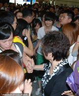 幻灯：李宇春绿裤现身机场 “玉米”摔倒场面混乱