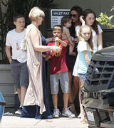 组图：维多利亚携子女出行小七可爱