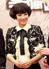 组图：黄奕蘑菇头时尚造型助阵发布会