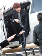 组图：李敏镐拍广告 粉丝不顾电网热情围观