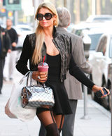 高清组图：帕丽斯-希尔顿街拍LOOK黑裙搭吊带袜