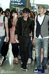 组图：神话组合六成员亮相机场 将赴台开演唱会