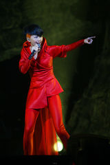 组图：孙燕姿台北开唱 俏丽短发扮“神奇女力”