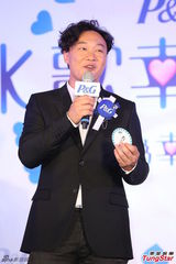 组图：陈奕迅个唱门票秒杀 与童星 乔 乔 比鬼脸