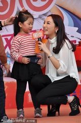 组图：王励勤女友刘彦池性感主持 薄纱装妩媚动人