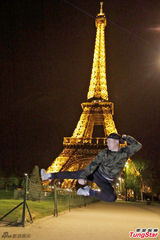 组图：陈奕迅巴黎拍摄MV 蹦跳搞怪不停